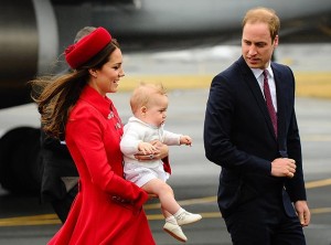 Kate, o filho George, e William. Crédito: AFP