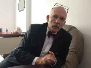 Janusz Korwin-Mikke, 72, recebe a Folha em seu escritório. Credito: Leandro Colon