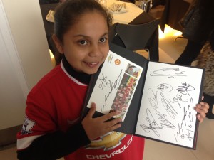 Naely com os autógrafos dos jogadores. Crédito: Leandro Colon