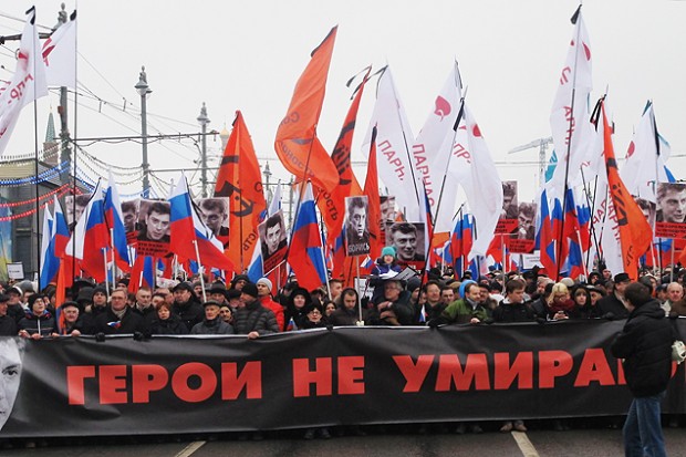 No centro da capital russa, manifestantes seguram cartazes com a fotode Nemtsov (Crédito: Leandro Colon)