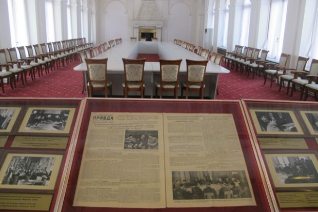 Uma das salas do palácio onde se discutiu o futuro da guerra