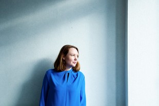 Paula Hawkins, autora de "A Garota no Trem". Crédito: Anna Huix/The New York Times