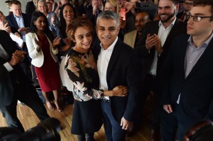 Sadiq Kan celebra escolha para ser candidato em Londres (Crédito: AFP PHOTO / BEN STANSALL ORG )